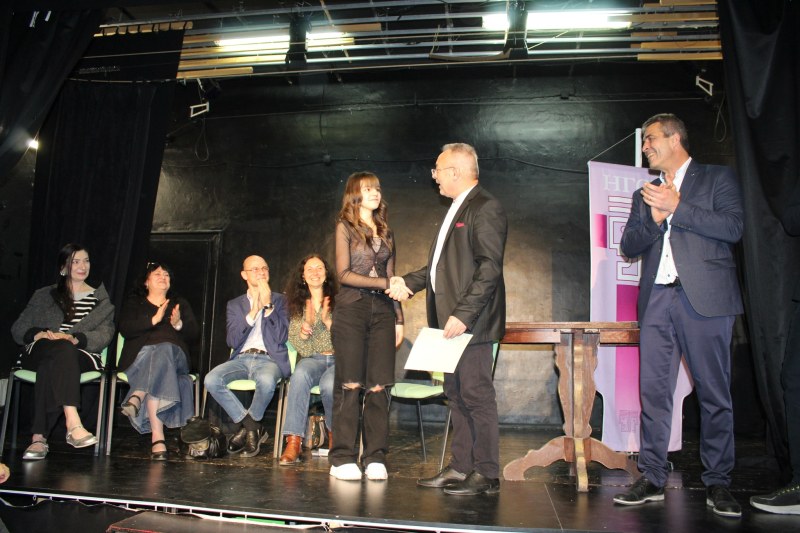 Министър Кръстев връчи наградите на талантливи младежи в конкурса по актьорско майсторство в Пловдив