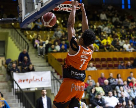 Академик с много важна победа в Перник