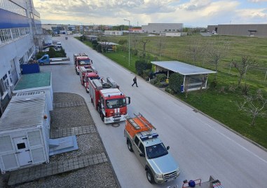 Огнеборци и спасители участваха в пожаро тактическо занятие в завод край
