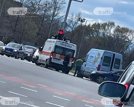 Бус блъсна линейка с включени сирени до Колодрума