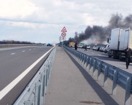 Камион се обърна и затапи АМ 