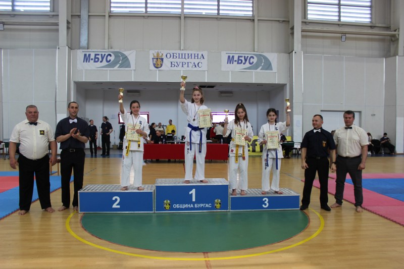 Каратисти на асеновградски клуб със 7 медала от турнир в Бургас