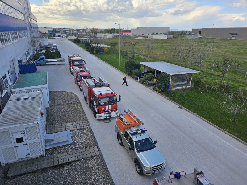 Като на пожар: Огнеборци и спасители участваха в пожаро-тактическо занятие в завод край Пловдив