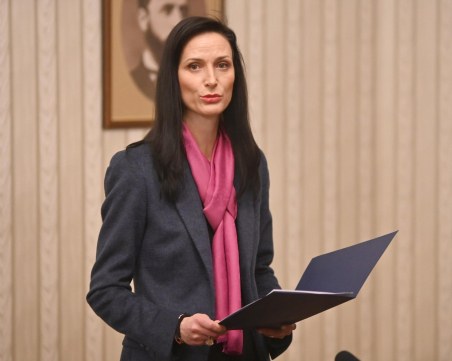 Депутатите гласуват отказа на Мария Габриел от първия мандат