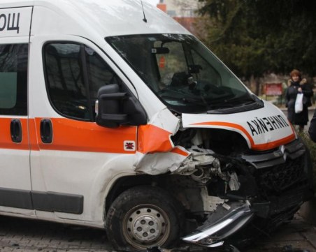 Линейка и лек автомобил катастрофираха в Стара Загора
