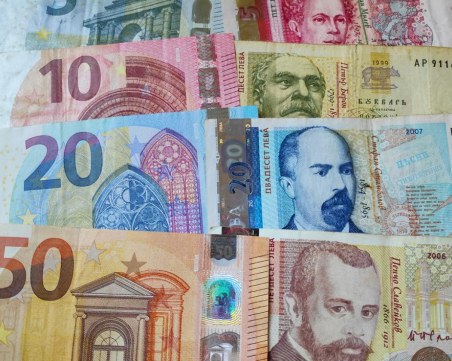 Нов закон определя как ще се обърнат пенсиите и заплатите в евро