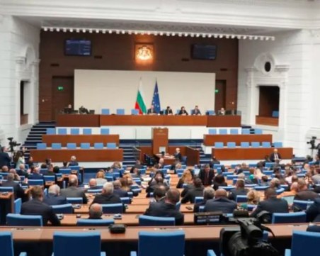 Парламентът прие отказа на Мария Габриел от поста премиер