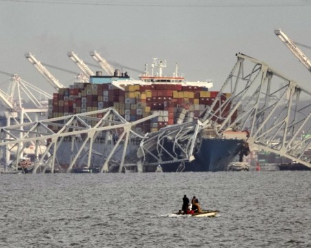 Продължава издирването на хора след рухването на моста в Балтимор