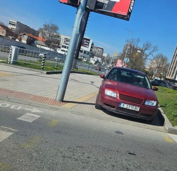 Кола блокира велоалея в Пловдив