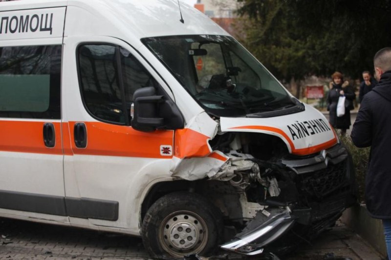 Линейка и лек автомобил катастрофираха в Стара Загора