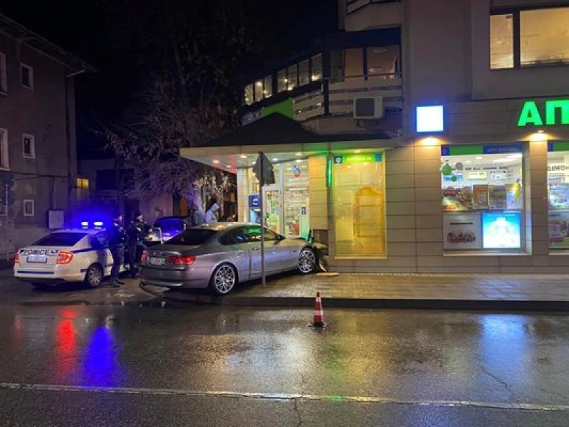 20-годишен шофьор се заби в аптека в Кючука