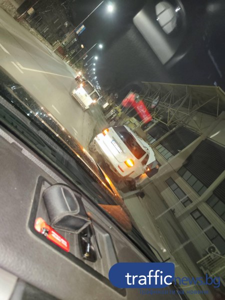 Джип катастрофира на Коматевско шосе, събори светофар