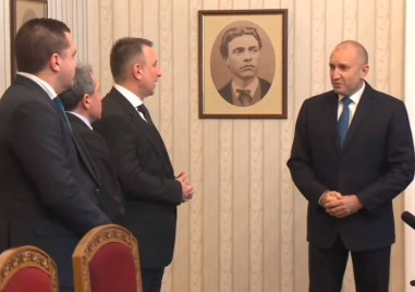Държавният глава Румен Радев връчи третия мандат за съставяне на правителство на парламентарната
