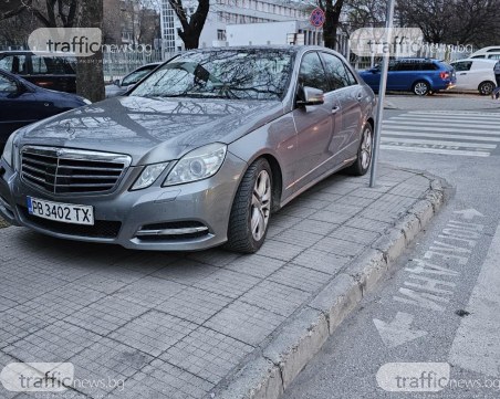 Безумно паркиране в Кършияка: Тарикат с Мерцедес запуши тротоар и две пешеходни пътеки