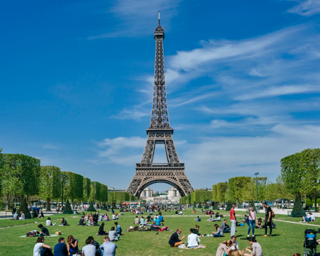 На този ден: Айфеловата кула е официално открита и осветена