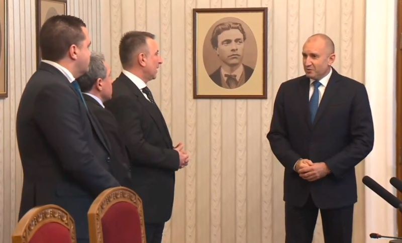 Държавният глава Румен Радев връчи третия мандат за съставяне на правителство на парламентарната
