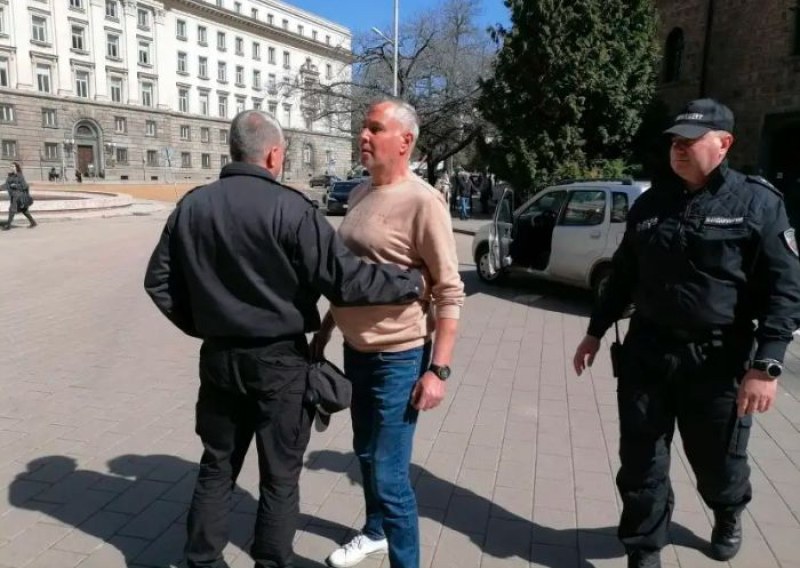 Инцидент пред вратите на президентството на Дондуков 2. Мъж се
