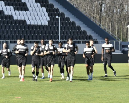 Локо без двама срещу Лудогорец утре