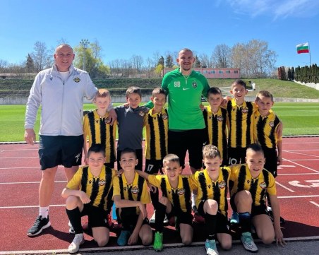 Таланти на Ботев спечелиха благотворителен турнир в Разград, Неделев ги награди