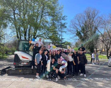 Тематично: Ученици от Строителния техникум подкараха багер, за да поканят класната си на бала