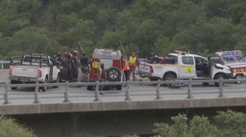 Автобус с поклонници падна от мост в Южна Африка, 45 са жертвите