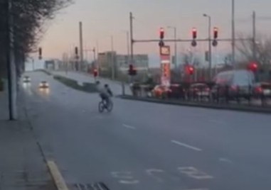 Колоездач с безумно изпълнение в Пловдив Мъжът подкарал през средата