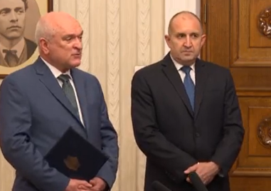 Президентът Румен Радев връчи папката на служебния премиер Димитър Главчев