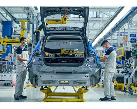 Автогигант уволни 400 служители във видео разговор, докато работят в хоум офис