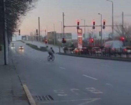 Колоездач превзе улица в Пловдив, лъкатуши в насрещното