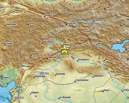 Нов силен трус изкара хиляди от домовете им в Турция
