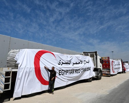 Петима загинаха в Газа при стрелба, докато се раздават помощи