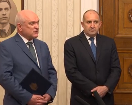 Радев връчи папката на Димитър Главчев, той обеща безпартиен кабинет с експерти