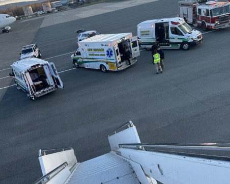 Самолет кацна аварийно в Ню Йорк след силна турбуленция, има ранени