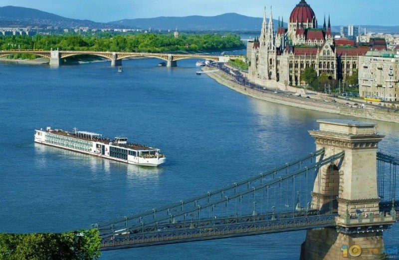 Български круизен кораб, плаващ по Дунав, се е блъснал в