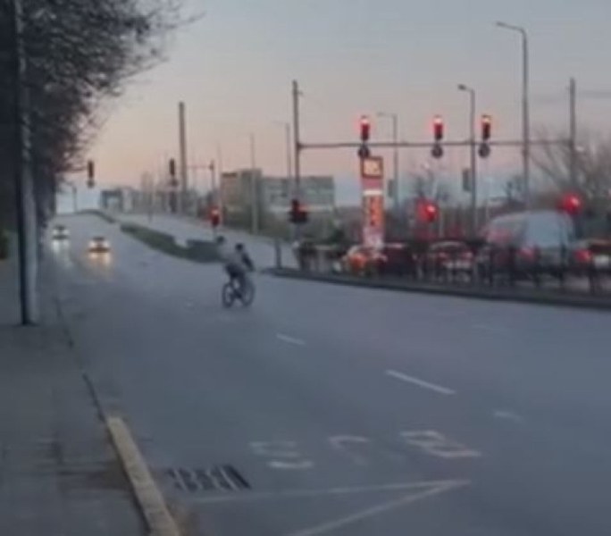 Колоездач превзе улица в Пловдив, лъкатуши в насрещното