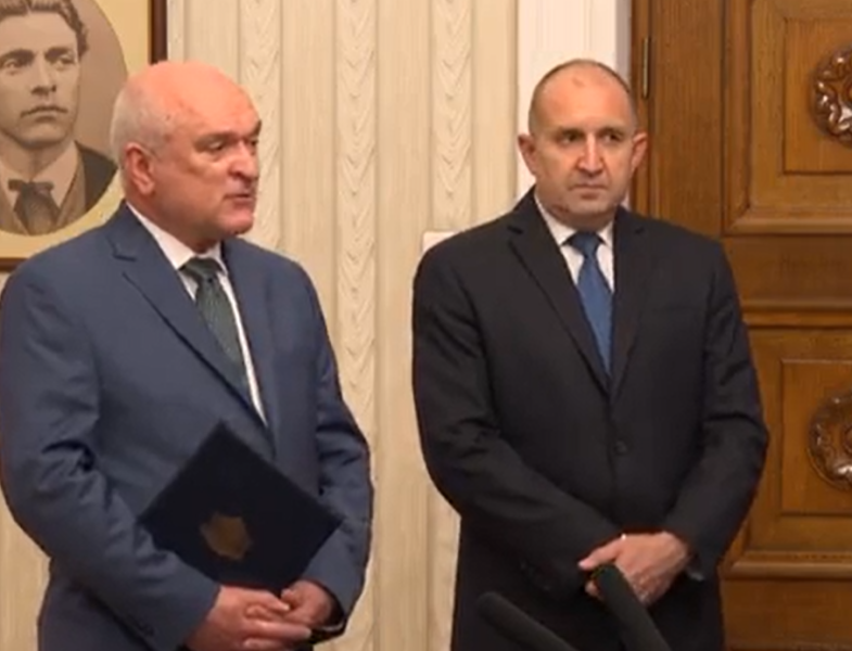 Президентът Румен Радев връчи папката на служебния премиер Димитър Главчев,