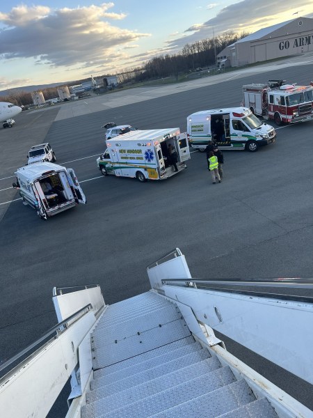 Самолет кацна аварийно в Ню Йорк след силна турбуленция, има ранени