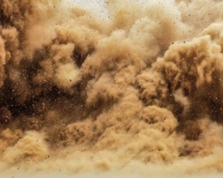 Пустинен прах от Сахара преминава над България до вторник