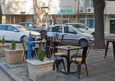 Заведение срещу Новотела в Пловдив незаконно окупира тротоара пред обекта