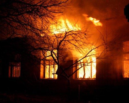 Близките на загиналите при пожар в Германия настояват за възмездие