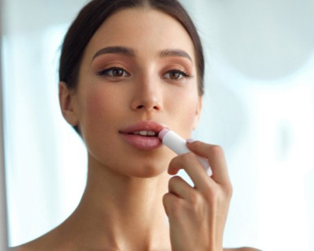 Наистина ли балсамът за устни може да ни навреди