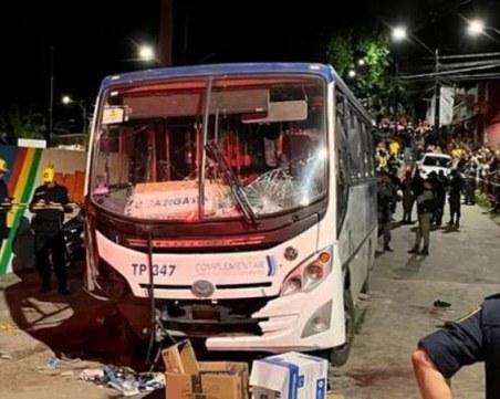 Рейс се вряза в тълпа от хора в Бразилия, има жертви