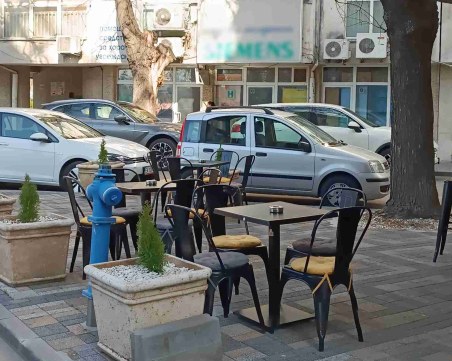 Заведение до Новотела окупира тротоар с масите си - оказа се без разрешително