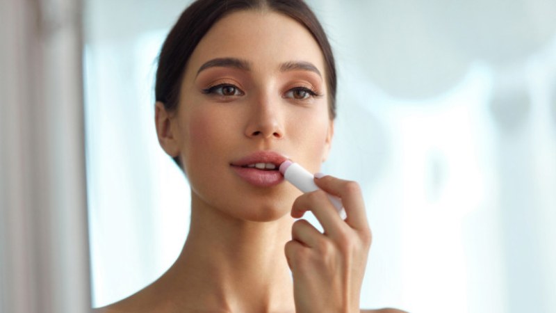 Напуканите устни са един от най-дразнещите козметични проблеми, който засяга