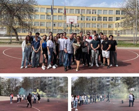 Абитуриенти от Математическата гимназия поканиха преподавател с известна фолк певица