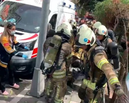 Голям пожар избухна в 12-етажна сграда в Истанбул, четирима са загинали