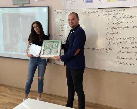Кадър на котешка прозявка, запечатан от пловдивска ученичка, спечели национален конкурс