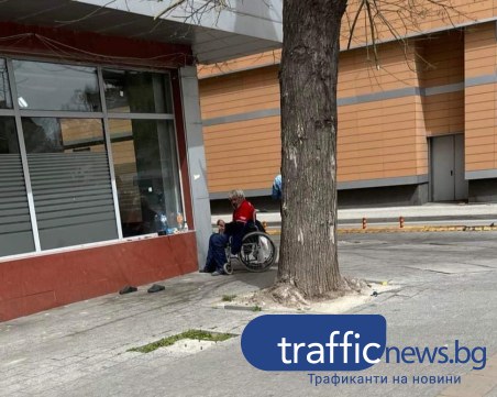 Мизерия! Бездомници превърнаха тротоар в Пловдив в клоака