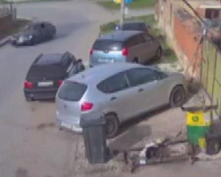 Пиян шофьор отнесе ограда на къща в Плевенско, децата му били с него