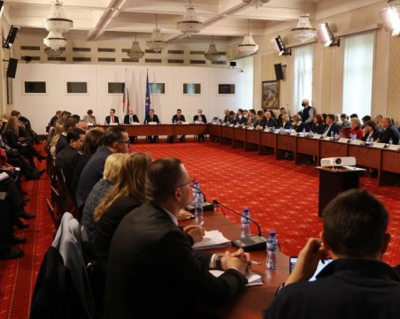 Правната комисия реши: Служебният премиер няма да излиза в отпуск